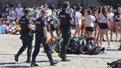Polic�as nacionales patrullan por la plaza del Obradoiro de Santiago.