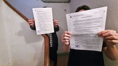 Vecinas del edificio de Poio muestran las denuncias contra el hombre que les hace la vida imposible