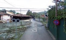 Paso a nivel de la calle San Francisco, en la localidad ovetense de Trubia, que Adif prev� modernizar