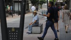 Otra reciente sentencia, tambi�n promovida por una comunidad del Parque de San L�zaro, oblig� al Concello a reordenar la distribuci�n de las terrazas, que ya no est�n pegadas a las fachadas. Adem�s, en los �ltimos d�as el Ayuntamiento ha colocado dos nuevos bancos de piedra justo en el lugar que antes ocupaban las sillas y mesas de los bares.