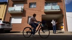 Exterior del edificio donde un hombre mat� a su pareja en Porqueras (Gerona)