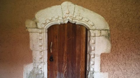 Una de las puertas del siglo XVI del monasterio de Bergondo.