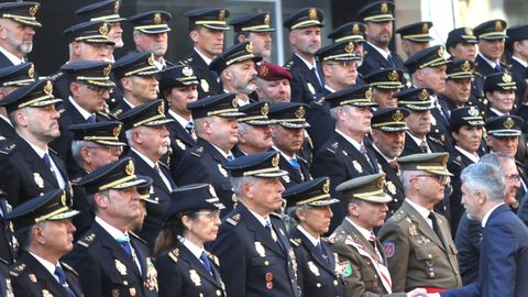 García-Marlaska saludando a algunos de los mandos de la Policía Nacional