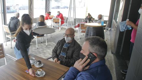 Terraza de la cafeter�a restaurante Fragas do Eume, en Cabanas, ayer por la tarde