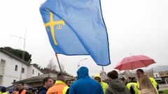 Trabajadores durante la manifestaci�n de la plantilla de Ence en contra del ERE a 96 trabajadores, a 1 de febrero de 2026, en Navia