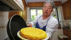 Miguel Anxo Fernndez Lores, alcalde de Pontevedra, prepara una tortilla