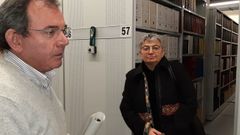 La alcaldesa,  junto al archivero municipal, en las instalaciones de la Escuela de Comercio reservadas a la hemeroteca