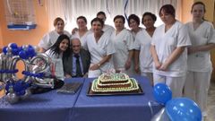 Jos� Gallego Gonz�lez en su cumplea�os, acompa�ado por integrantes del personal de la residencia