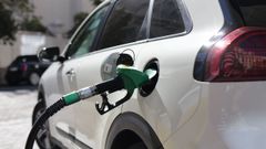 Manguera de una estaci�n de servicio mientras se llena el dep�sito de un coche.