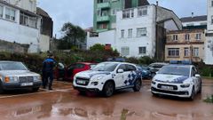 Dos patrullas de Polic�a Local, ante el coche con la luna rota
