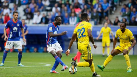 Yeboah Horizontal.Owusu da un pase en el partido frente al Cadiz