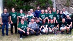 Trobe disfrut� este fin de semana de su Festa do Porco � Brasa, organizada por una comisi�n de fiestas formada por una veintena de personas (en la foto), con V�ctor �lvarez como presidente. La cita gastron�mica en la parroquia de Vedra se alarg� hasta entrada la tarde.