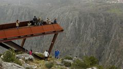Una de las medidas que propone Agroma Sober consisten en limitar el aforo en los miradores tur�sticos. En la imagen, visitants en el mirador de A Cividade