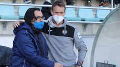 Rub�n Gala pasa la mano por el hombro a Santi Veiga, entrenador del Compos, la temporada pasada