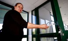 La propietaria de la cafeter�a de la estaci�n de autobuses de Foz muestra los da�os en la puerta. 