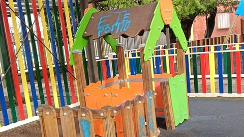 Pintadas en un parque infantil de Vimianzo