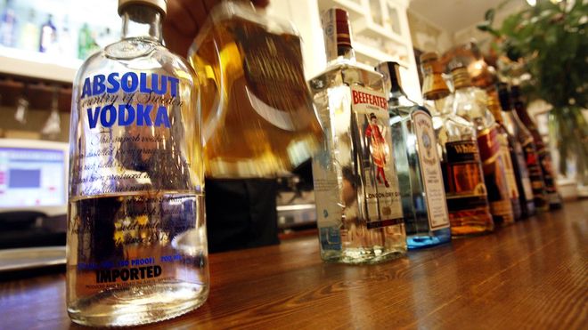 Imagen de archivo de bebidas alcoh&oacute;licas en un bar
