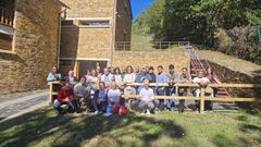Participantes en las jornadas ante la Estacin Cientfica do Courel, en la localidad de Seoane

