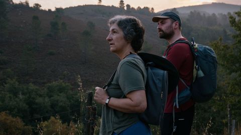Escena de &laquo;Walking Holiday&raquo; [O mesmo cami&ntilde;o], con Elena Seijo e Amhlaoibh Mac Suibhne.
