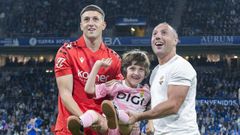 Javi, en el medio, junto a Santi Cazorla y Abel Bretones