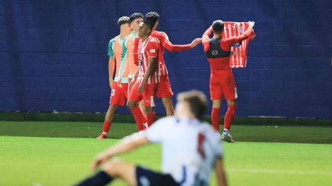 Godoy ense&ntilde;ando la camiseta al p&uacute;blico tras anotar el tanto de la victoria en Avil&eacute;s