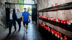 Jes�s Mart�nez, a la izquierda, entrando en la cueva de Covadonga
