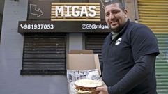 Nicol�s Orrego muestra una de las especialidades de Migas.