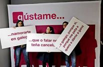 Estudantes e profesores da Universidade posaron cunha morea de raz�ns para falar galego.