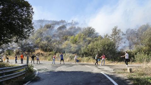 Incendio forestal en Meln, entre las aldeas de Quins y Vilaverde