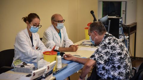 Sanitarios realizan una prueba serológica a un hombre en Milán, Italia