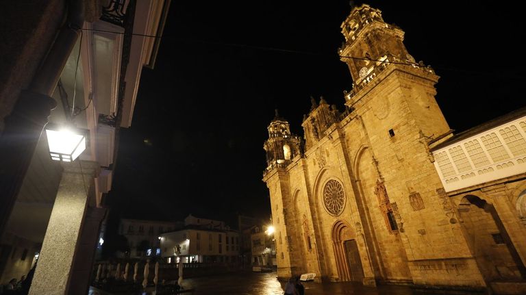 Imagen nocturna de la Catedral de Mondo&ntilde;edo