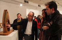 Xo�n Vila, mostrando una de las obras presentes en la exposici�n. 
