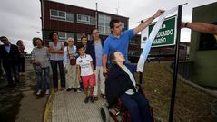 La viuda de Mari�o, ayudada por un nieto, descubri� la placa de la calle.