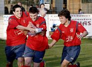 Los futbolistas del Calasancio festejan un gol en el campo de los Escolapios.