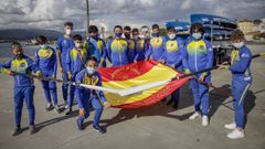 El bloque campe�n. En la imagen sacada en el muelle rianxeiro est�n, de izquierda a derecha: Froil�n, Abel, el t�cnico del equipo Juan Ferreir�s, Germ�n, Neo, Gonz�lez, L�pez, Xi�n, Nazario, Xiao, Froil�n, �lex y Xabi. Falta el tambi�n entrenador del bloque Pablo Pi�eiro