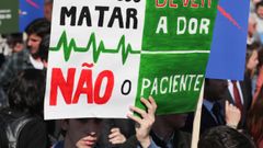 Protestas conta la eutanasia en Portugal