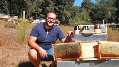 Amable Perez Diz apicultor ecol�gico en el Mu��os parque del Xur�s