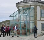 Peregrinos y turistas ayer ante O Sem�foro cerrado. 