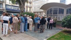 Cola en la plaza de Ourense para comprar entradas para el Ciclo de Outono del Teatro Rosal�a de Castro