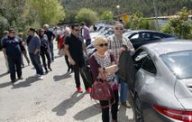 <span lang= es-es >Los turistas, si hay actividades, vienen a la comarca de forma continua</span>. Ayer mismo se comprobaba que los visitantes, si se dan servicios y se organizan citas, s� acuden a Barbanza. En la foto de la izquierda, m�s de medio centenar de personas que estuvieron ayer en la zona en el marco de una concentraci�n de Porches; a la derecha, una ni�a monta un poni en el c�mping A Cascada, que incluy� la equitaci�n entre sus ofertas de ocio y descubri� que es una alternativa atractiva para atraer clientes. 