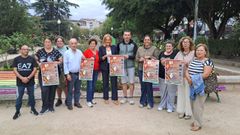 Digna Rivas y Rita P�rez, con representantes de la asociaci�n vecinal de Santo Estevo de Negros, este lunes durante la presentaci�n de la fiesta.