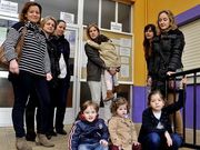Algunas de las familias descontentas con la admisi�n.