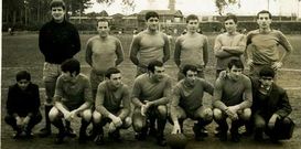 Conde (primero por la izquierda, abajo) y Periscal (con el bal�n), en el Berganti�os de 1968.