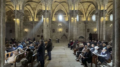 Catedral de Ourense. El templo diocesano sigue teniendo actividad diaria de culto y los feligreses disfrutan de la especial luz que entra por sus ventanales.
