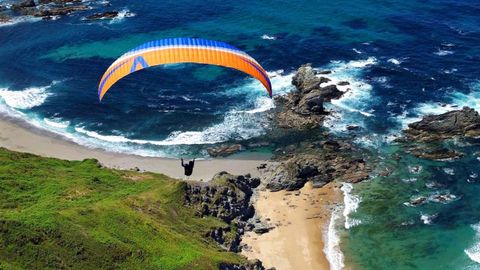 Imagen de archivo de un parapentista.