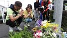 Vecinos de la localidad japonesa se aproximan a los estudios de animaci�n para dejar flores y rezar por las v�ctimas