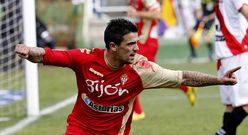 El ferrolano Nacho Novo contribuy� de forma notable a la victoria del Sporting en campo del Rayo Vallecano (1-3).