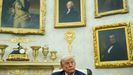 Trump junto a una coleccin de cuadros con marcos dorados en la Casa Blanca.