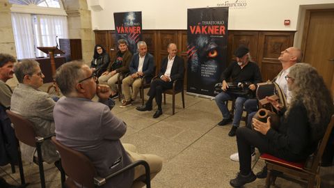 O Vkner. Relatos de misterio no Camio Fisterra-Muxa. A publicacin, que poder mercarse o domingo 15 de setembro xunto a La Voz de Galicia nas edicins de Carballo, Santiago e Barbanza, foi presentada onte nun acto que contou coa msica de Luar na Lubre.