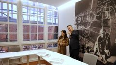 La alcaldesa, Ins Rey, y el director de Cultura, Uxo Novo, en la casa museo Picasso